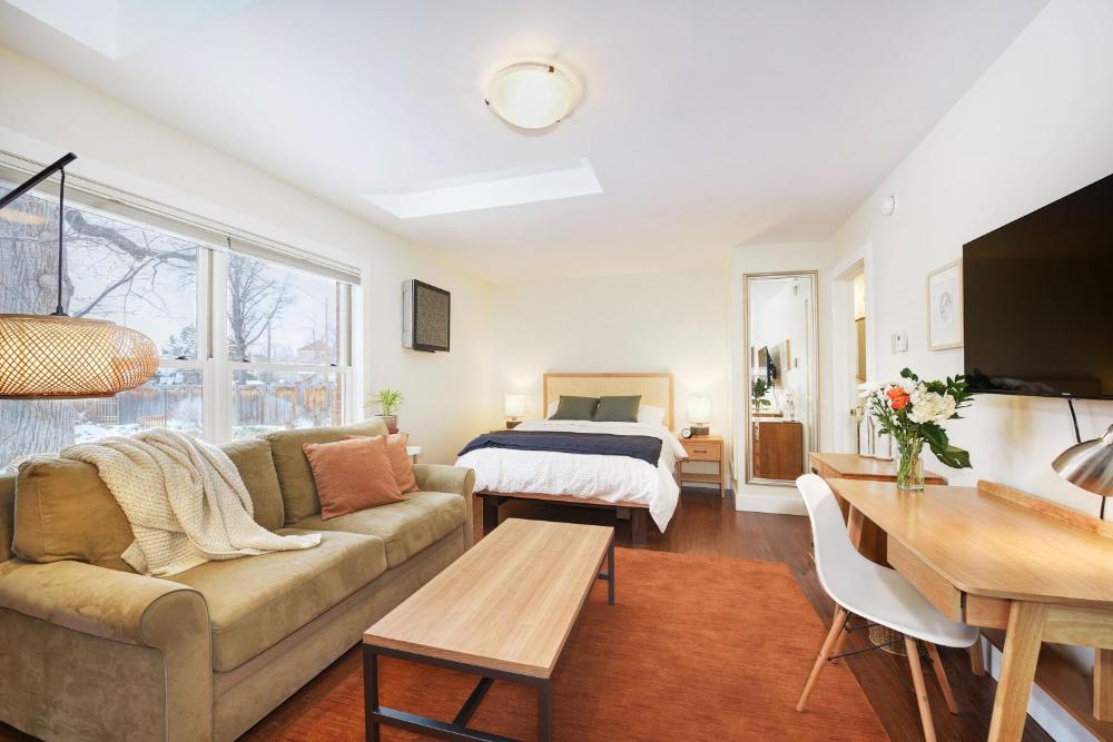 Deluxe Queen Room interior